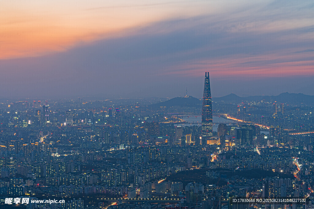 城市天际线的黄昏璀璨夜景