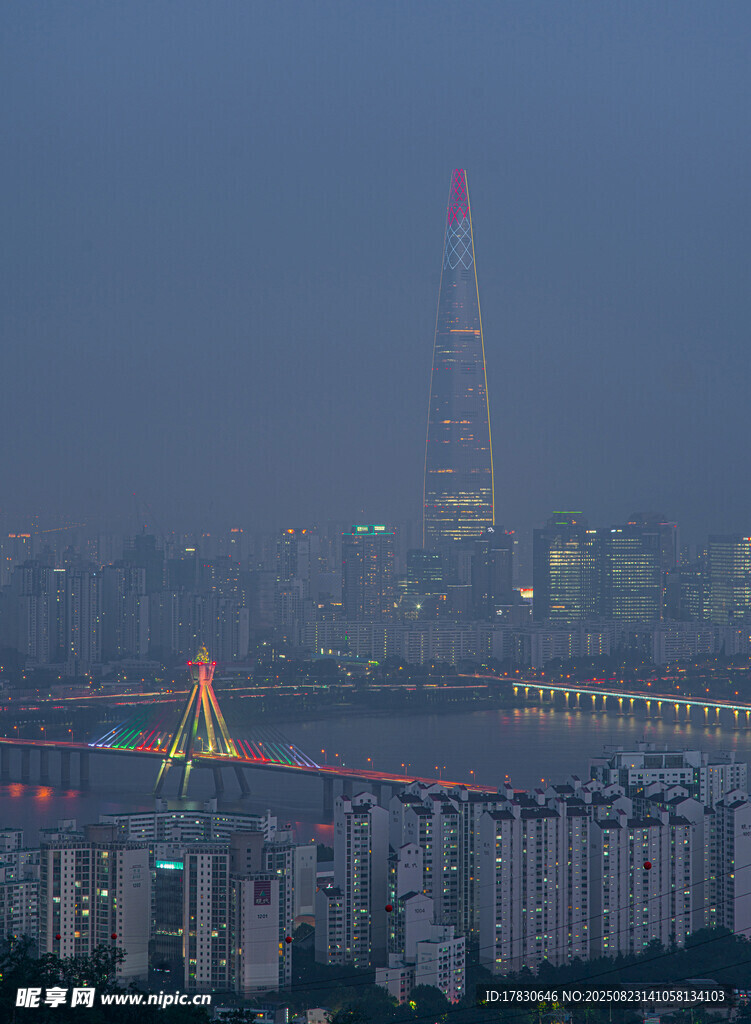 夜幕下的城市地标景观