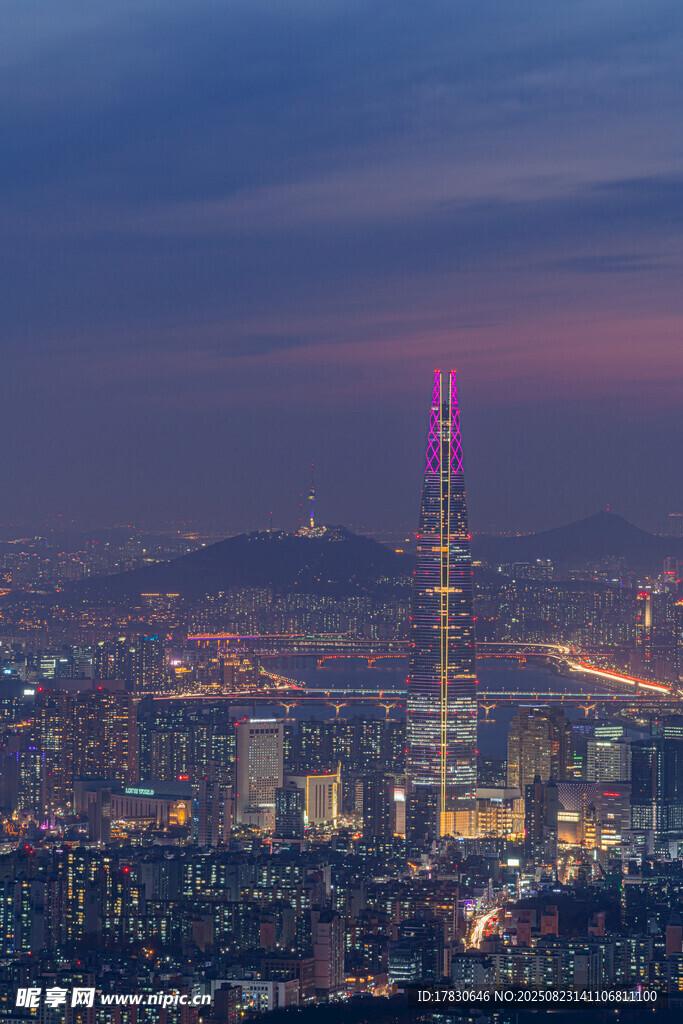 首尔夜景中的璀璨摩天大楼