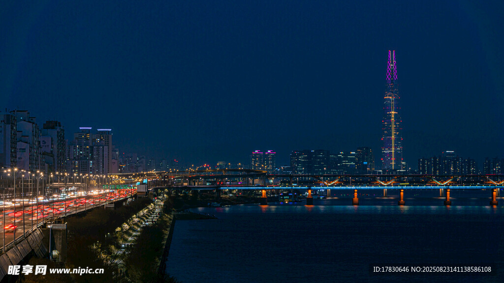 城市夜景中的璀璨桥梁