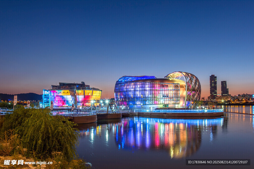 城市河畔绚丽多彩的建筑夜景