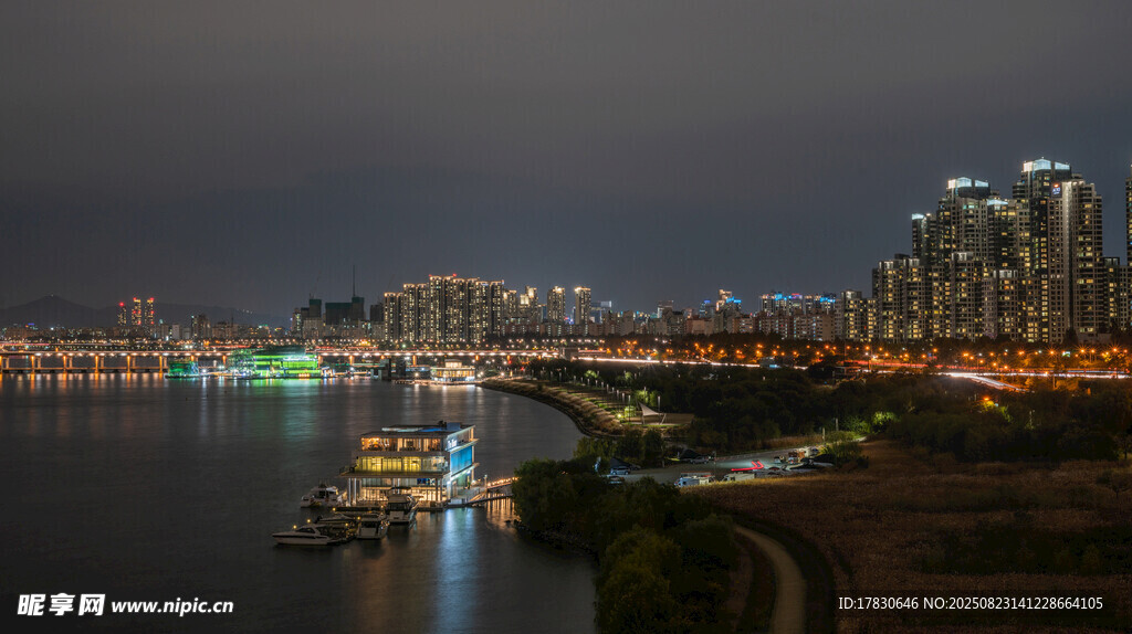 城市江畔夜景璀璨灯火