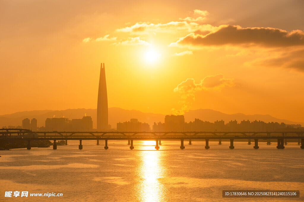 夕阳下的城市河畔美景