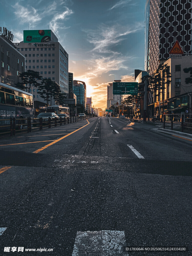 城市街道日出时的静谧景象