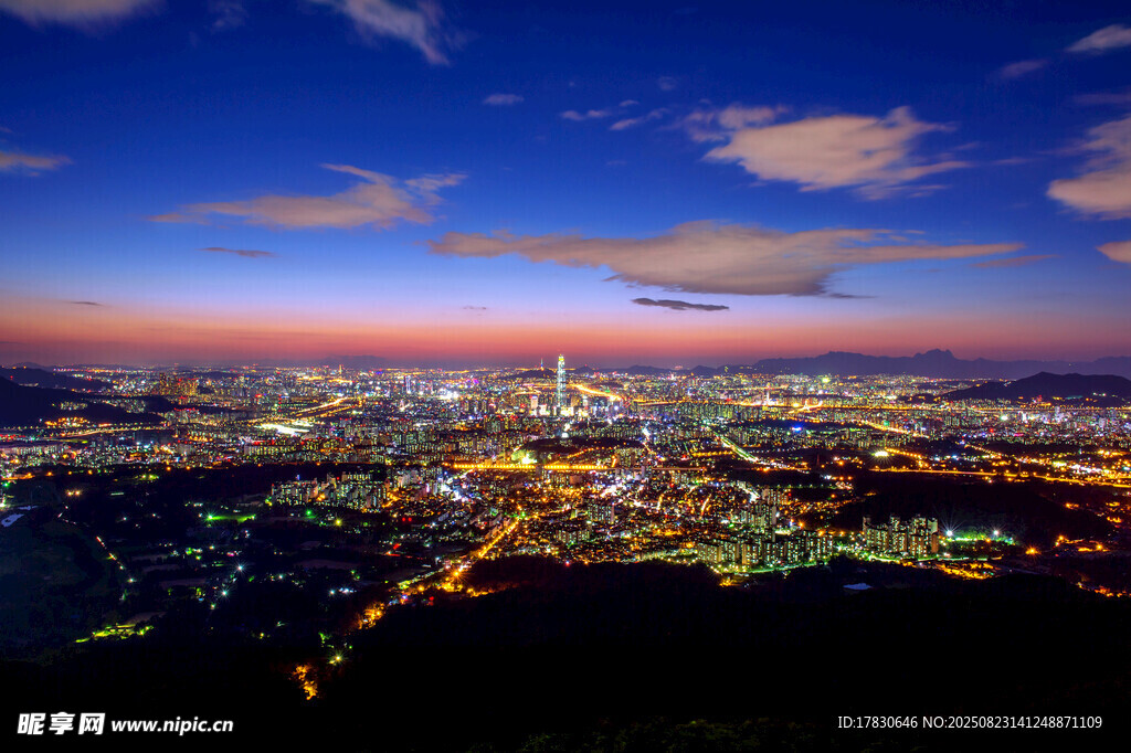 城市璀璨夜景俯瞰图