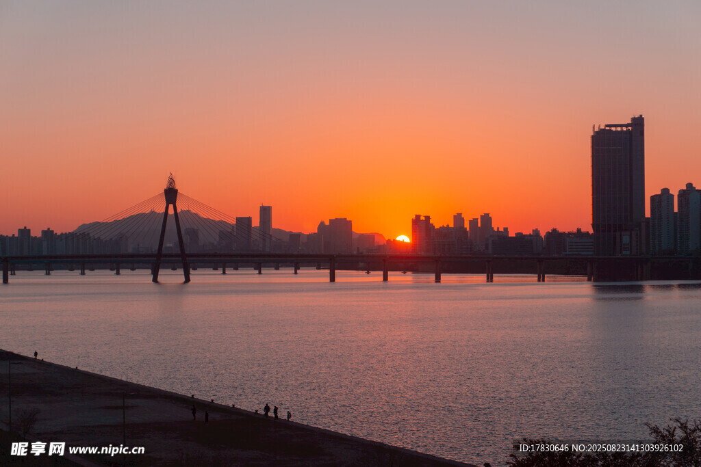 城市湖畔绝美日落景观