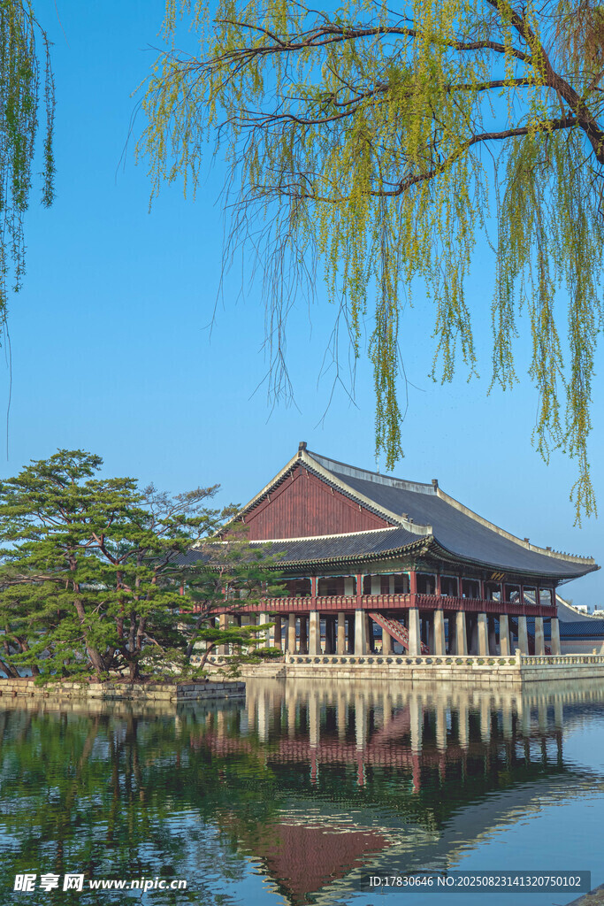 湖畔古亭映景