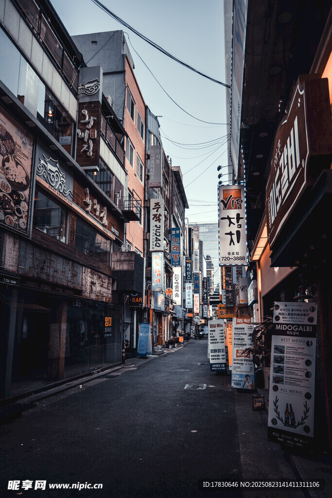 城市狭窄街道的日常景象