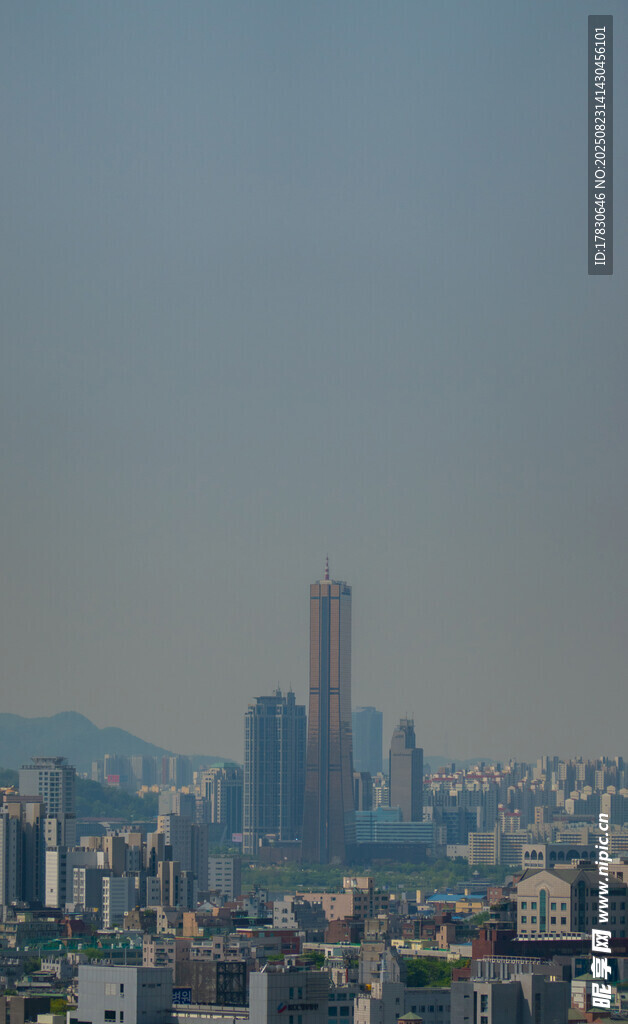 城市天际线与远处山峦