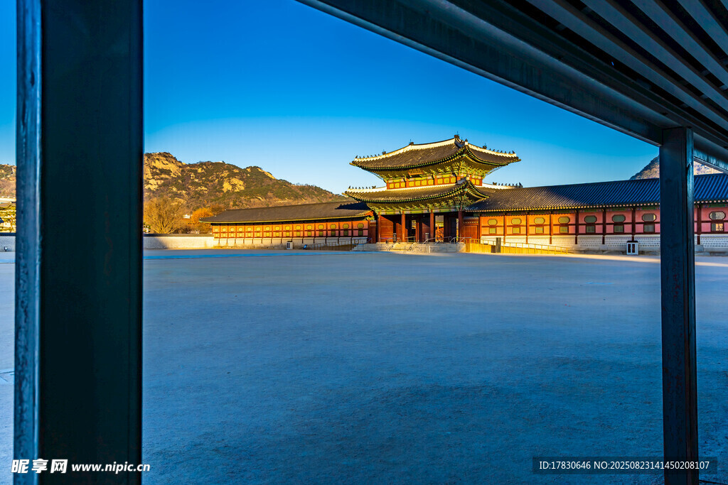 透过屋檐看古建雪景