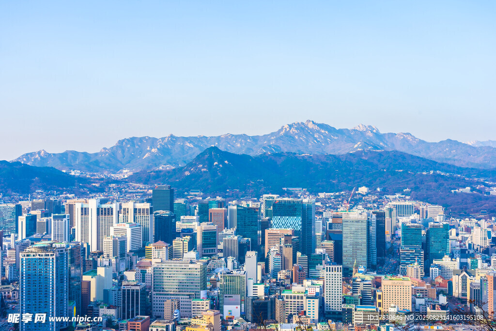 繁华都市与远山美景