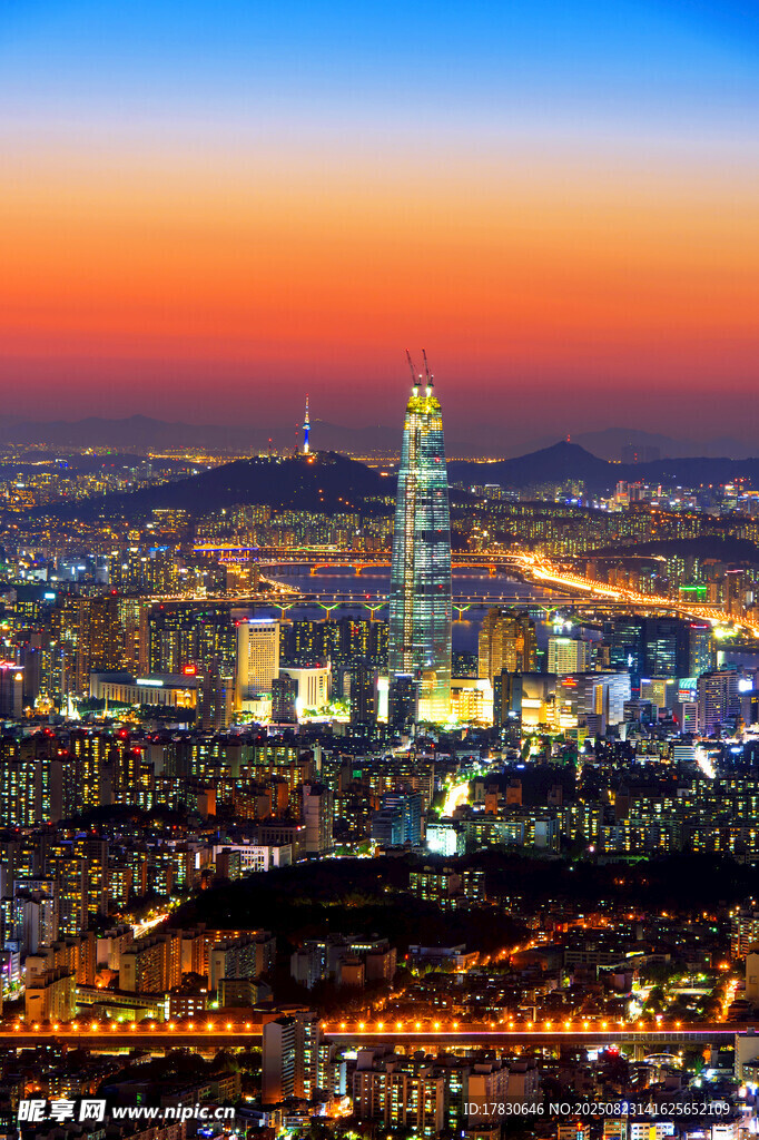 城市璀璨夜景俯瞰图