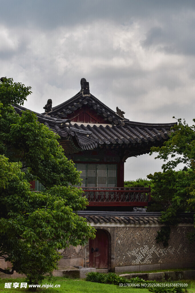 中式古建筑隐于绿树间