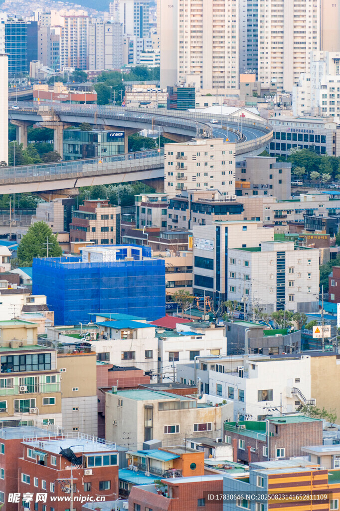 城市多彩建筑与高架桥景观