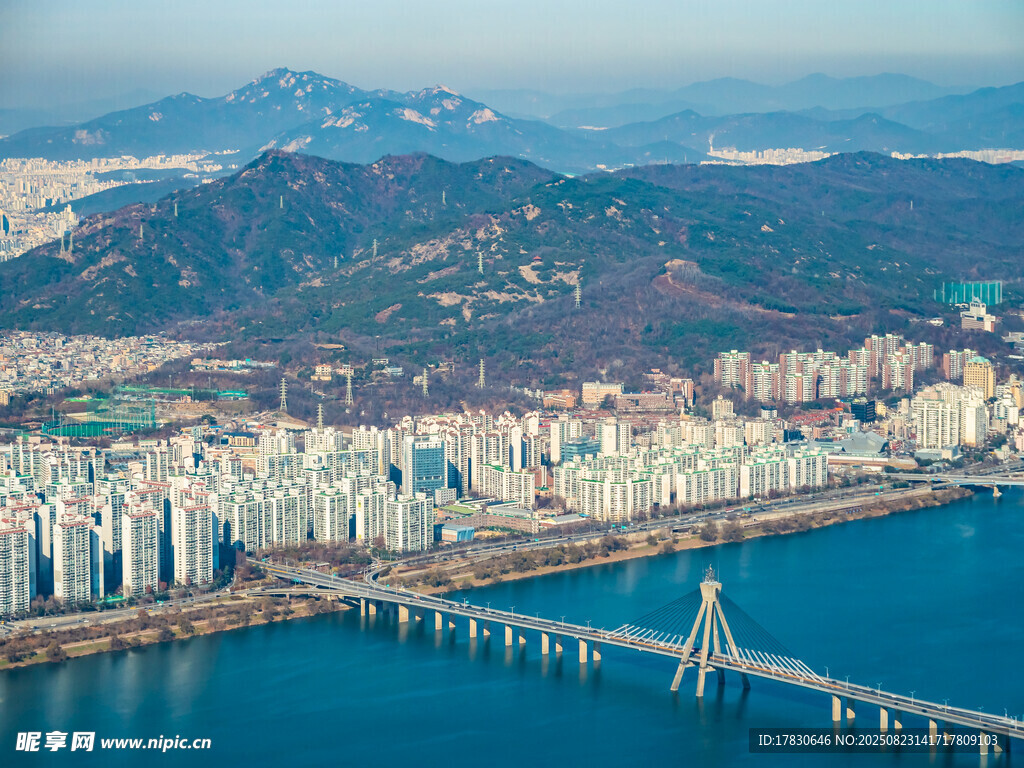 海滨城市壮观桥梁与建筑群