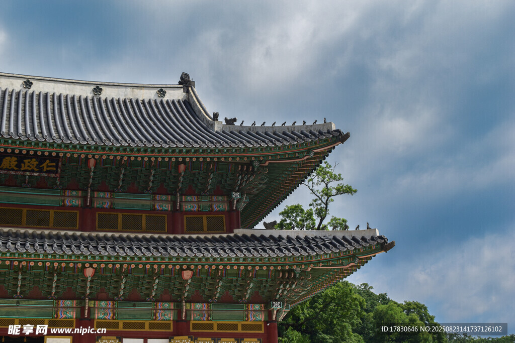 传统中式古建筑屋顶一角