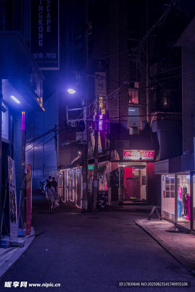 夜晚街头的活力场景