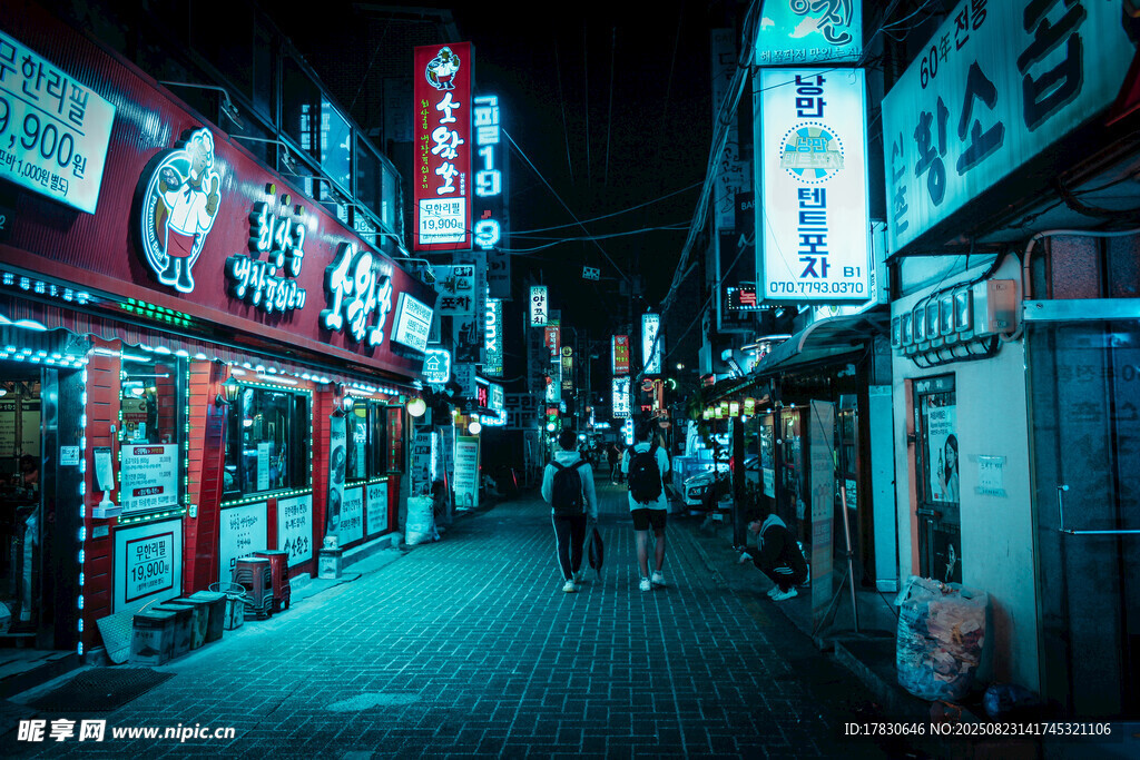 霓虹闪烁的夜间街道景象