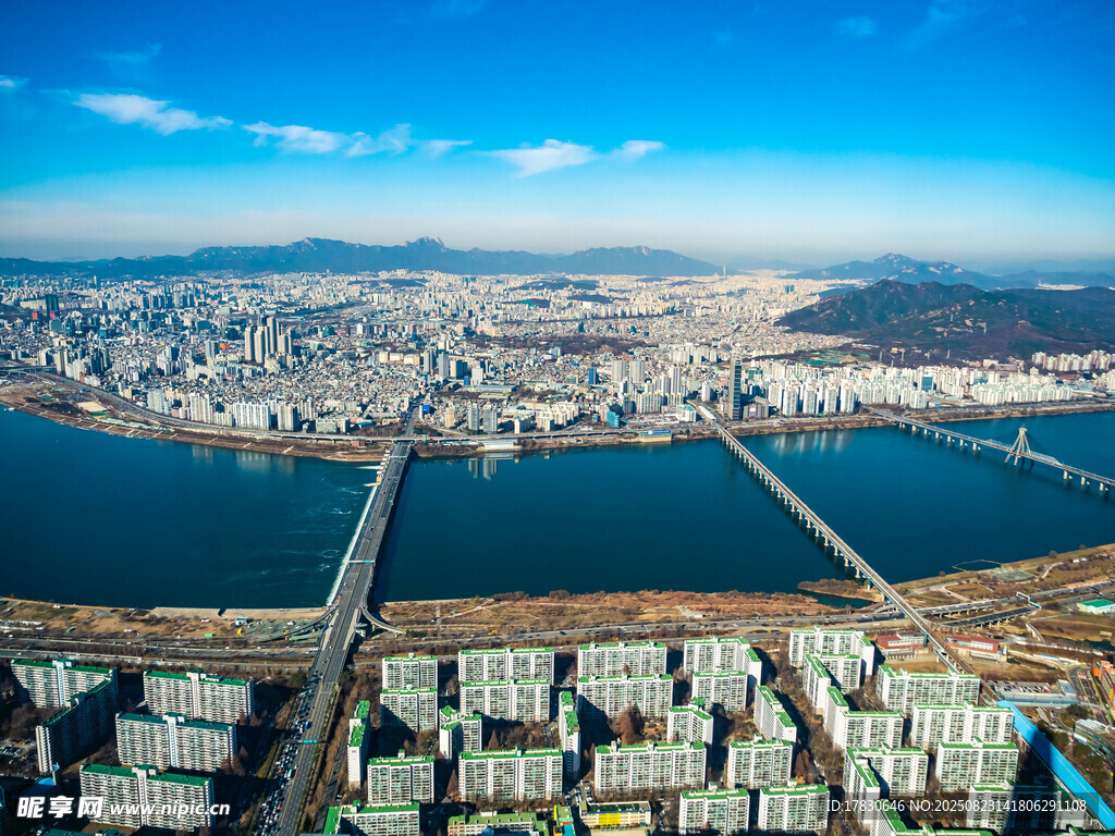 城市河畔风光俯瞰