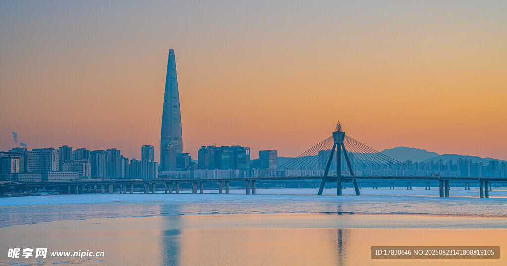 黄昏下的城市与水域景观