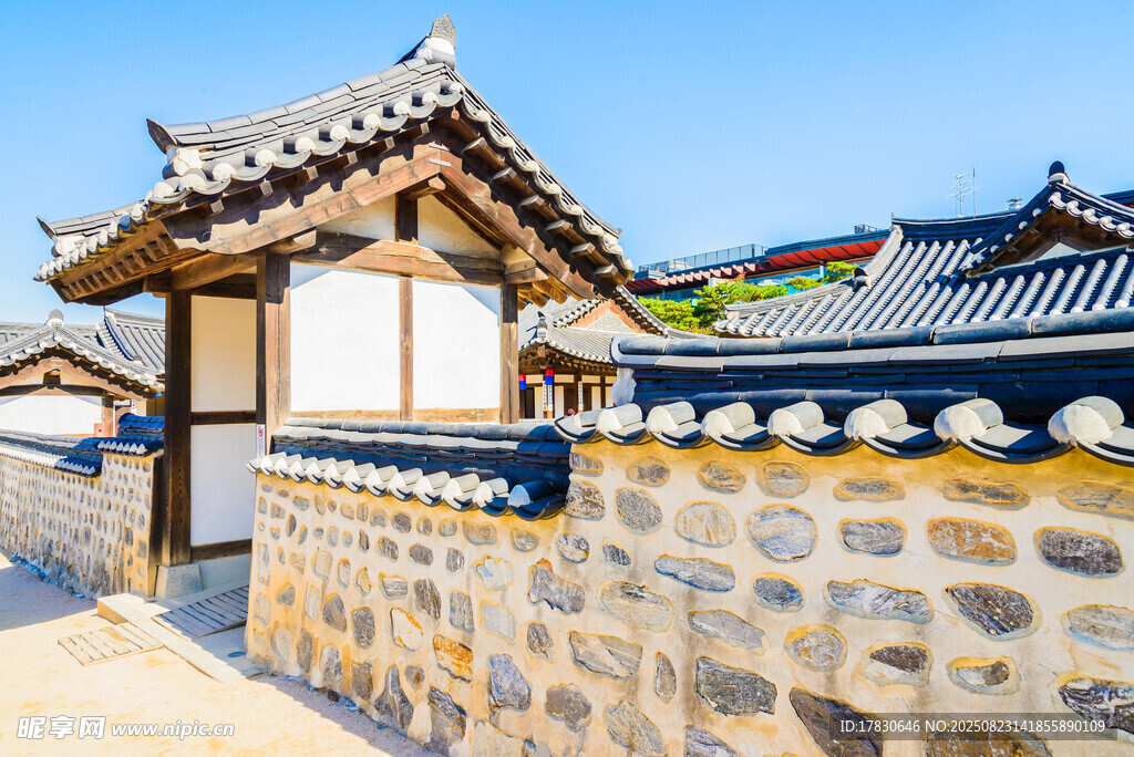 传统韩式建筑庭院一角