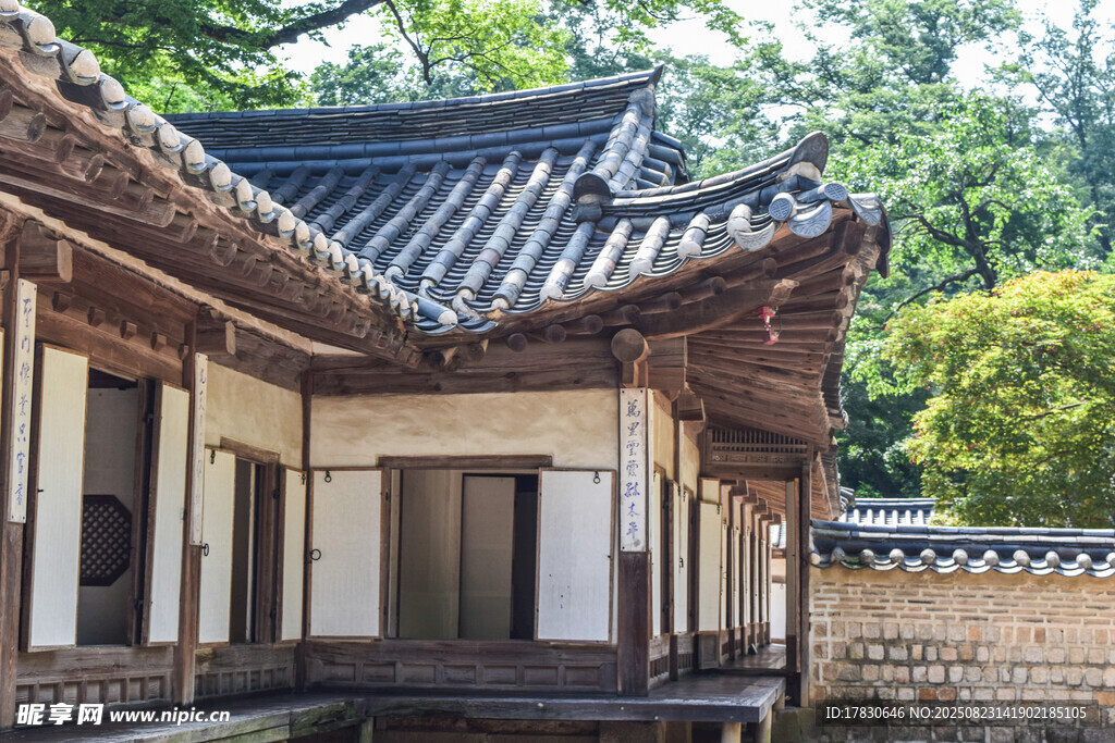 传统韩式古建筑庭院一角