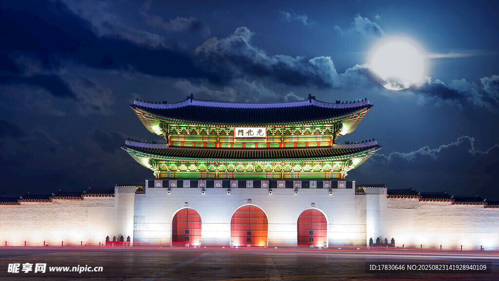 夜晚下的中式古建筑城楼