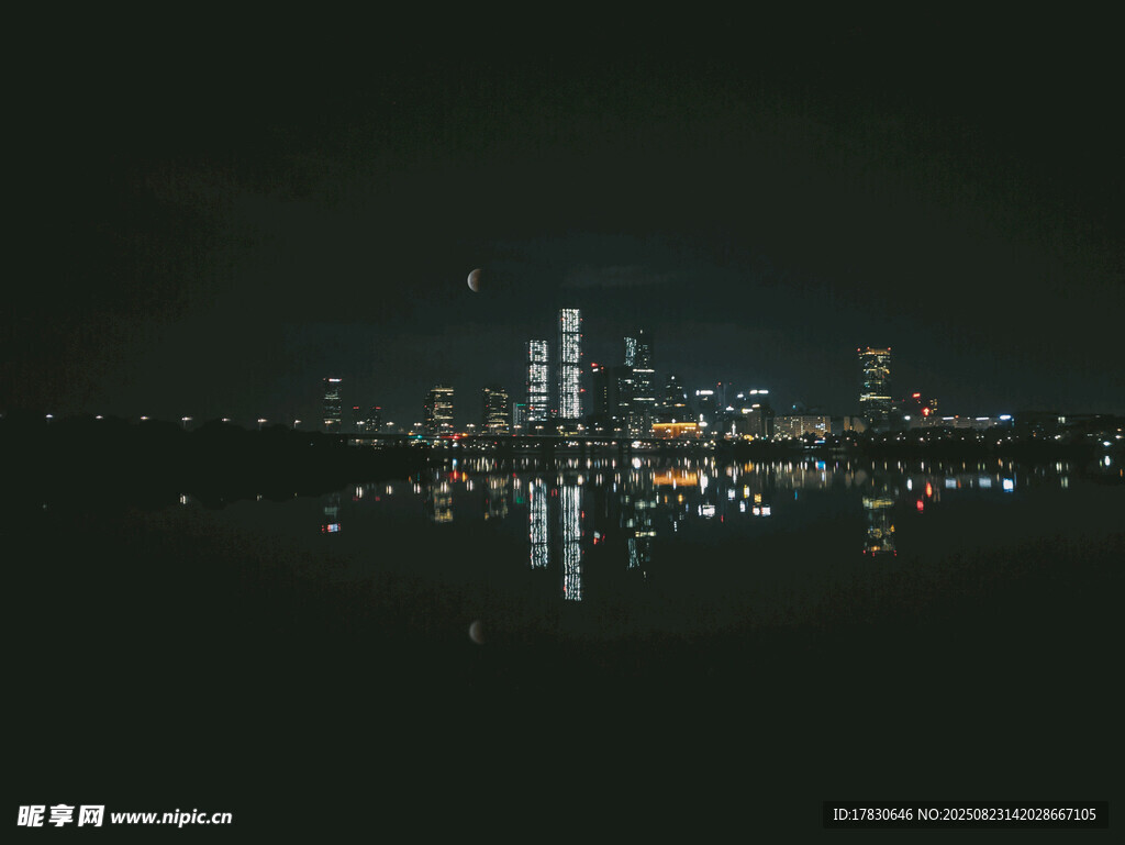 城市夜景湖面倒影