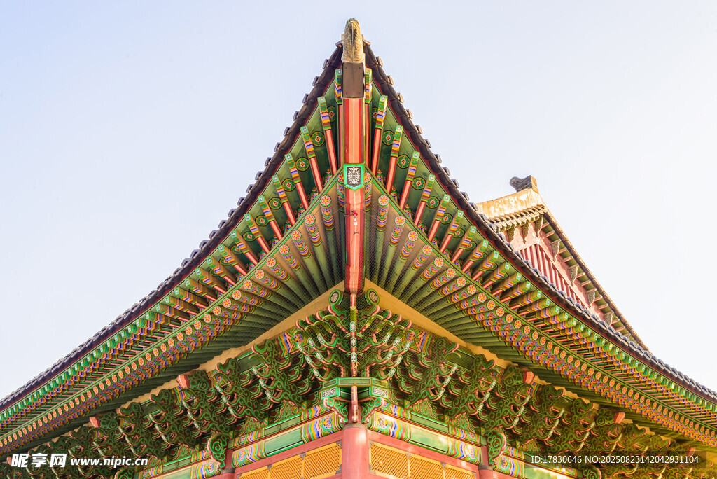 中式古建筑屋檐一角