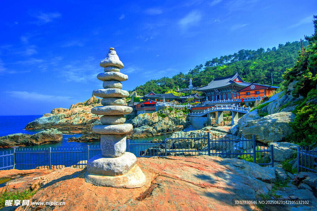 海边石塔与山间庙宇美景