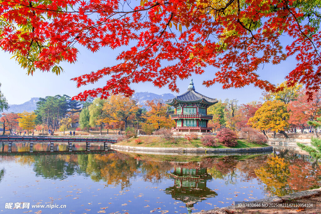 秋日湖畔红叶古建筑美景