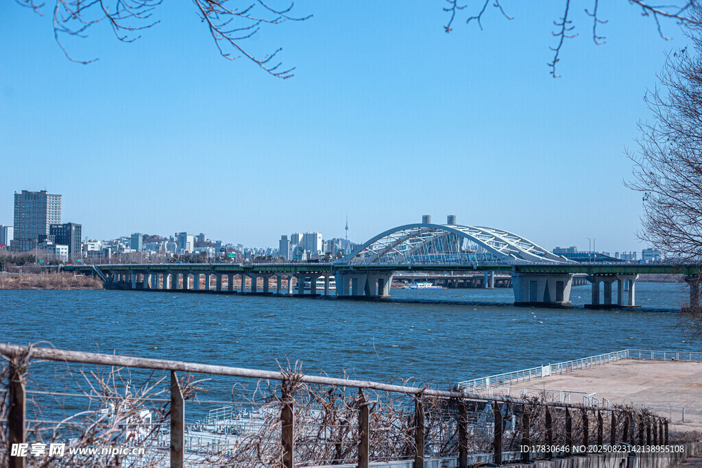 河畔桥梁与城市风光