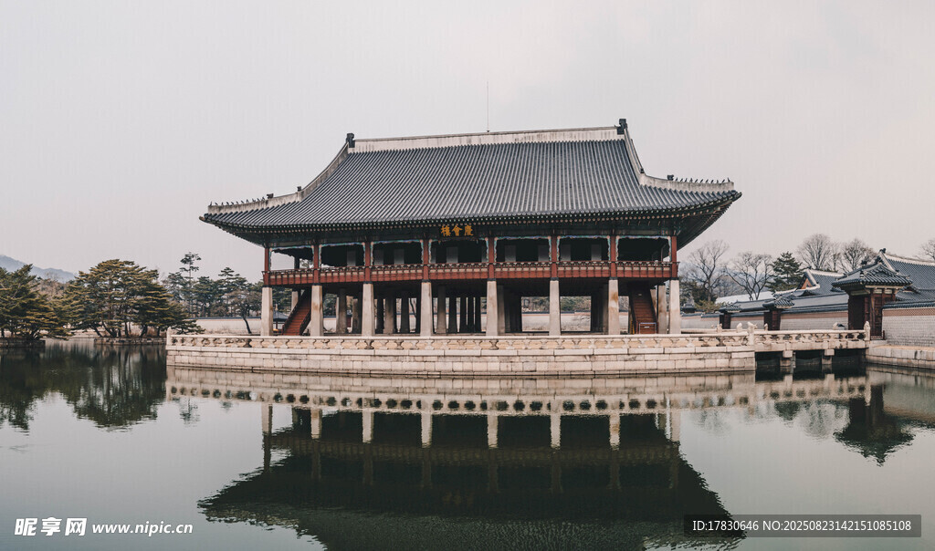 韩国景福宫建筑水中倒影