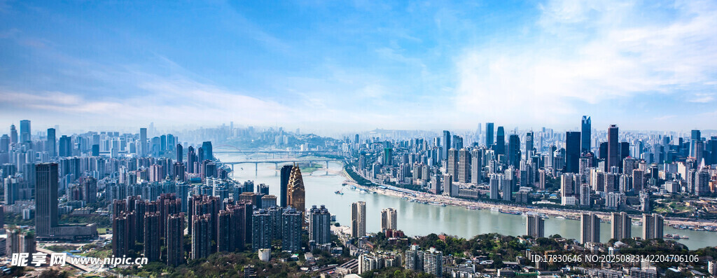 城市天际线与河流景观