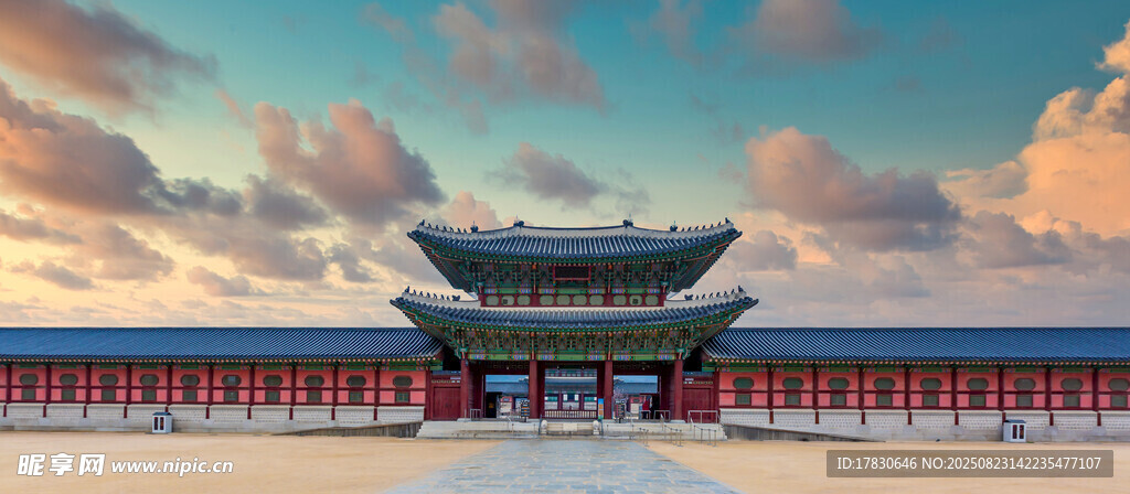 夕阳下的中式古建筑景观