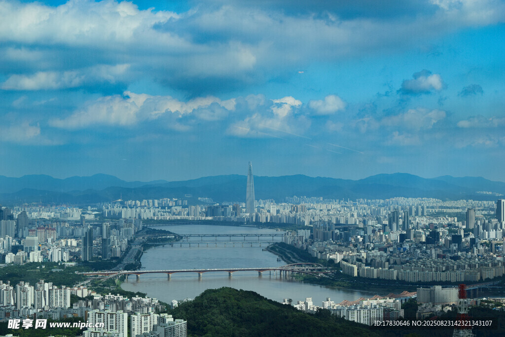 城市天际线与江景风光