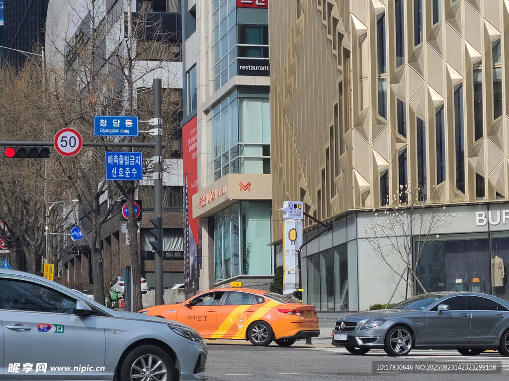 城市街道上行驶的多彩车辆