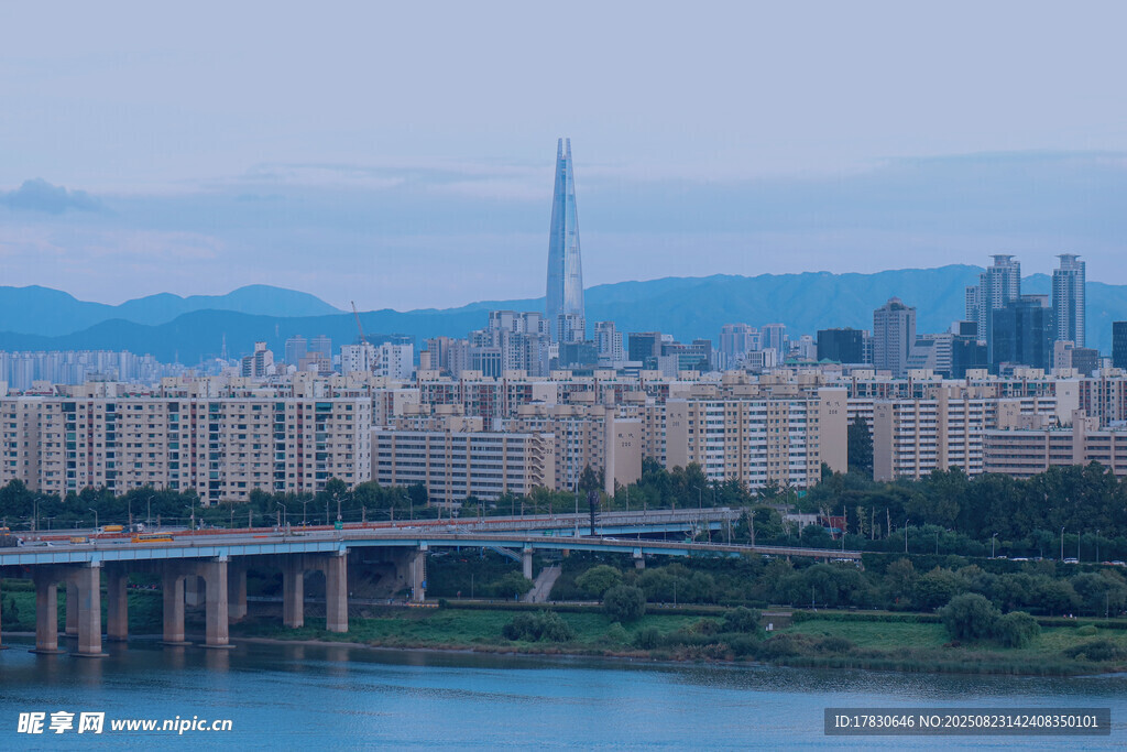 城市河畔高楼与远处尖塔景观