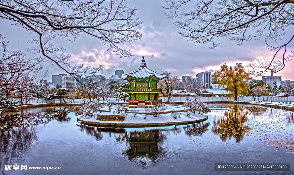 雪后湖畔古亭美景