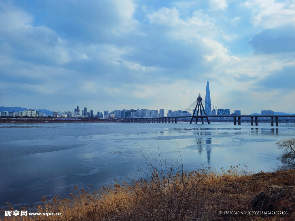 湖畔城市风光