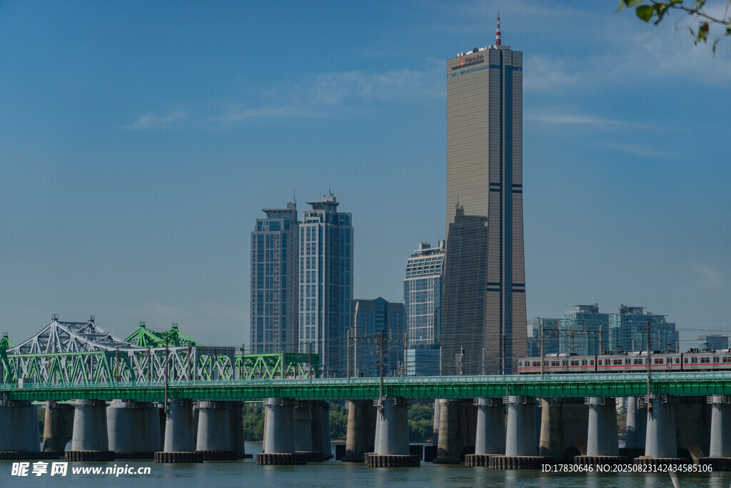 首尔城市天际线与桥梁景观