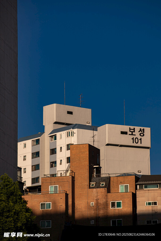 城市中错落的建筑物