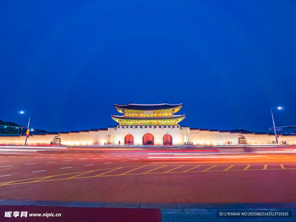 夜幕下的宏伟古代建筑