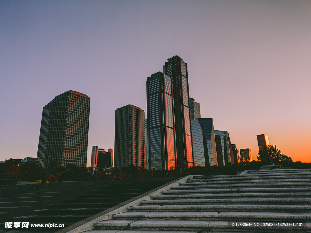 夕阳下的城市高楼景观