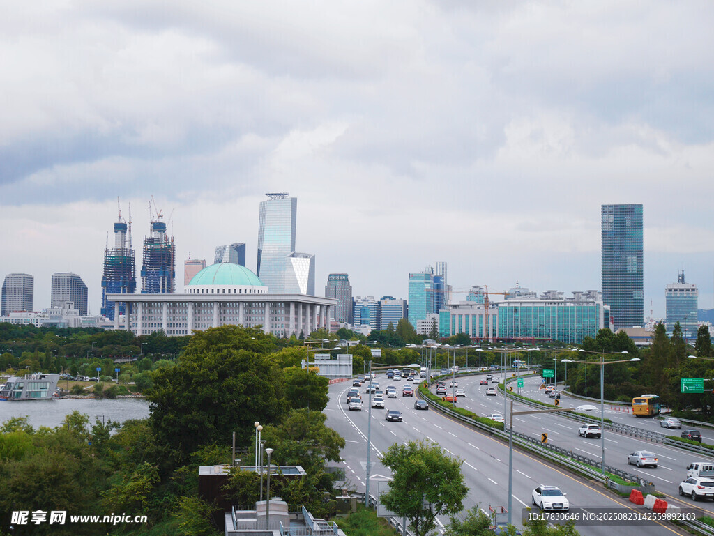 城市交通与现代建筑景观