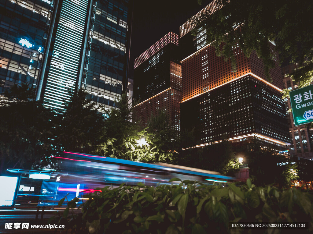 都市夜景中的动感车流