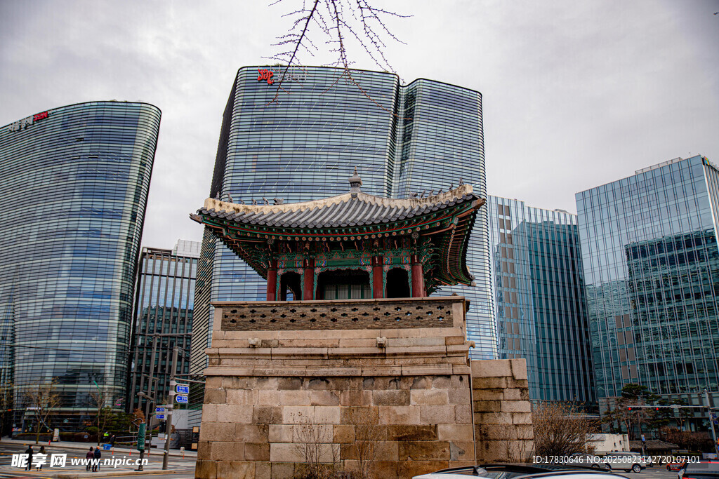 古今建筑交融的城市景观