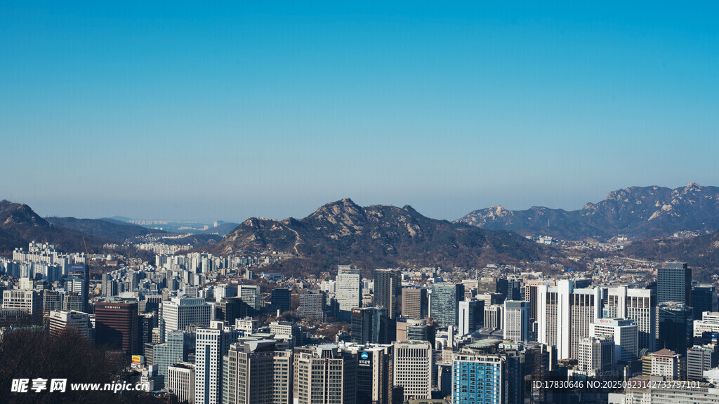 城市风光与远山景致