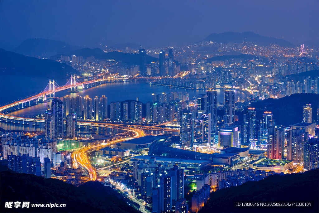 城市璀璨夜景俯瞰图