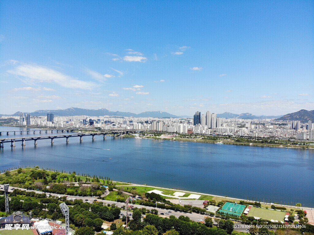 城市河畔风光全景